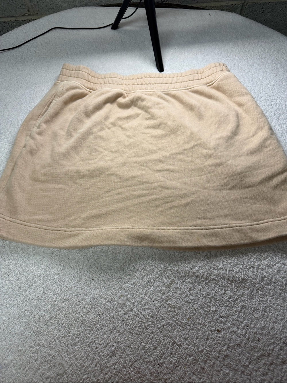 Aerie size medium beige Women's skirt sweatshirt style material with pockets